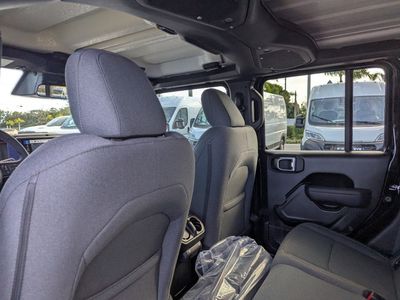 2026 Jeep Gladiator — photo 9 view