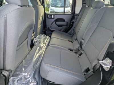 2026 Jeep Gladiator — photo 8 view