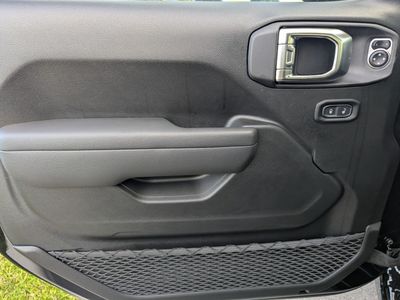2026 Jeep Gladiator — photo 15 view
