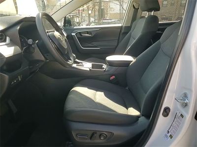 2025 Toyota RAV4 - Photo 11