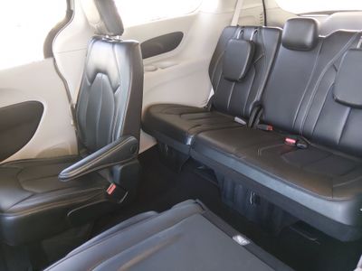 2023 Chrysler Pacifica — photo 18 view