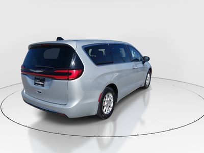 2023 Chrysler Pacifica — photo 7 view