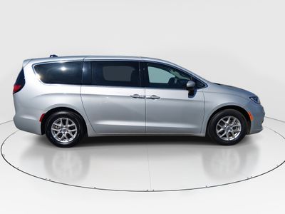 2023 Chrysler Pacifica — photo 8 view