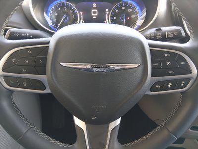 2023 Chrysler Pacifica — photo 12 view