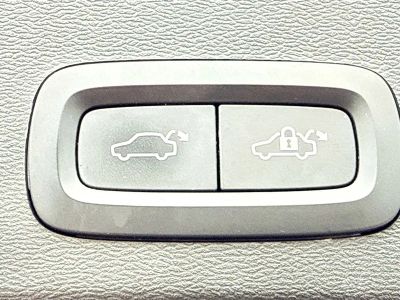 2023 Volvo XC40 — photo 13 view