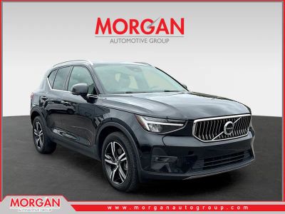 2023 Volvo XC40 Plus Bright Theme in Onyx Black Metallic — front three-quarter view