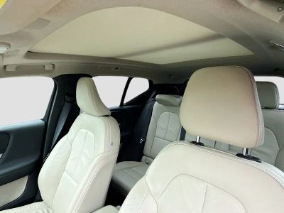 2023 Volvo XC40 — photo 27 view