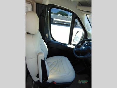 2025 Thor Motor Coach Tellaro - Photo 12