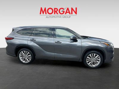 2023 Toyota Highlander — photo 8 view