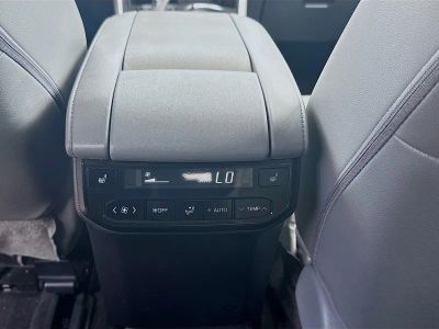 2023 Toyota Highlander — photo 23 view