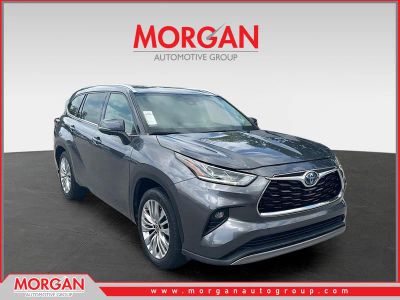 2023 Toyota Highlander Hybrid Platinum in Magnetic Gray Metallic — front three-quarter view
