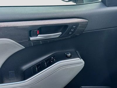 2023 Toyota Highlander — photo 17 view
