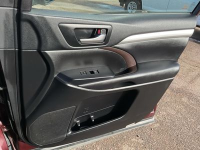 2019 Toyota Highlander — photo 8 view