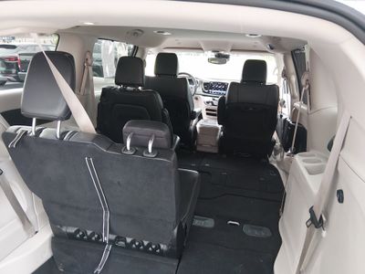 2023 Chrysler Pacifica — photo 12 view