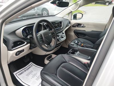 2023 Chrysler Pacifica — photo 13 view
