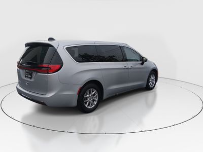2023 Chrysler Pacifica — photo 7 view