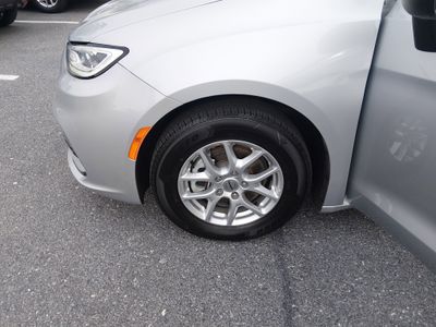 2023 Chrysler Pacifica — photo 10 view