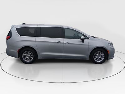 2023 Chrysler Pacifica — photo 8 view