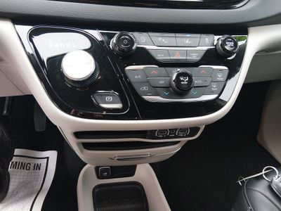 2023 Chrysler Pacifica — photo 18 view
