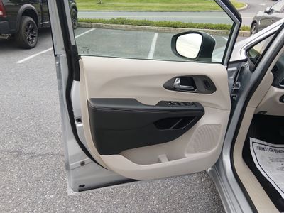 2023 Chrysler Pacifica — photo 14 view