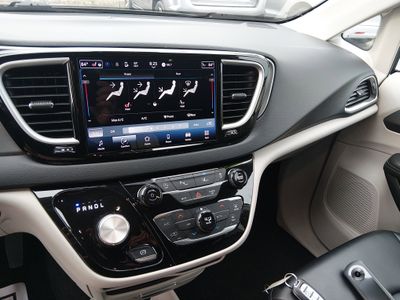 2023 Chrysler Pacifica — photo 15 view