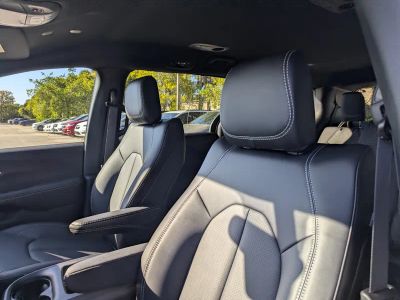 2026 Chrysler Pacifica — photo 12 view