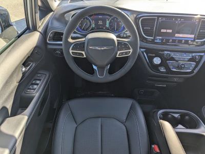 2026 Chrysler Pacifica — photo 11 view