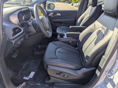 2026 Chrysler Pacifica — photo 13 view