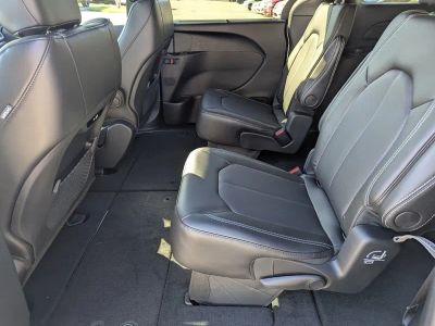 2026 Chrysler Pacifica — photo 9 view
