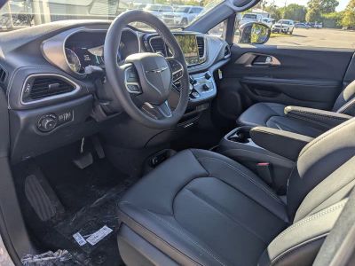 2026 Chrysler Pacifica — photo 14 view