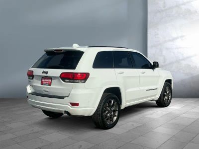 2021 Jeep Grand Cherokee — engine compartment view