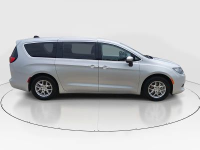 2023 Chrysler Voyager — photo 8 view