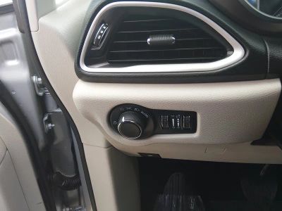 2023 Chrysler Voyager — photo 13 view