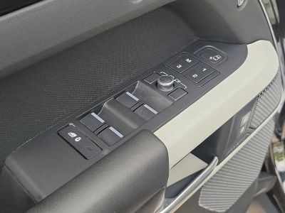 2022 Land Rover Defender — photo 17 view