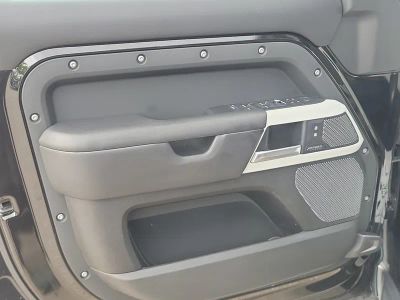2022 Land Rover Defender — photo 16 view