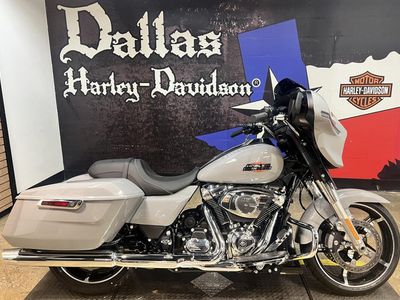 2025 Harley-Davidson FLHX - Street Glide — engine compartment view