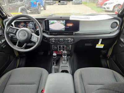 2025 Jeep Wrangler — photo 32 view