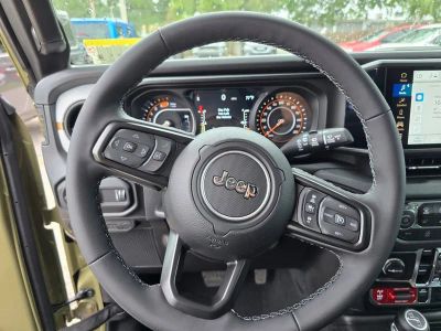 2025 Jeep Wrangler — photo 17 view