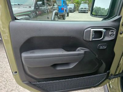 2025 Jeep Wrangler — photo 13 view