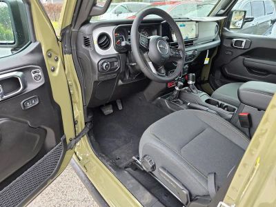 2025 Jeep Wrangler — photo 15 view