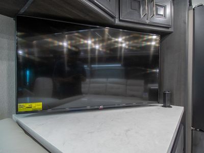 2026 Fleetwood Discovery LXE - Photo 12
