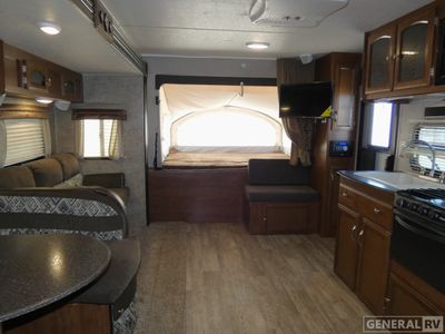 2017 Coachmen Freedom Express - Photo 6