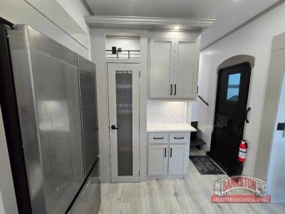 2026 Montana High Country 295RL - Photo 15