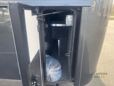 2025 Newmar Super Star — photo 22 view