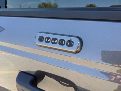2022 Ford Bronco - Photo 18
