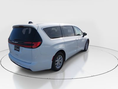 2023 Chrysler Pacifica — photo 7 view