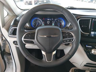 2023 Chrysler Pacifica — photo 12 view