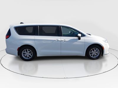 2023 Chrysler Pacifica — photo 8 view