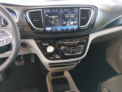 2023 Chrysler Pacifica — photo 21 view