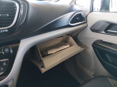 2023 Chrysler Pacifica — photo 16 view